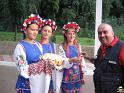 128_2857 Accoglienza nella frontiera Ucraina 2 - Le ragazze in costume con pane e sale e Vulmaro_JPG